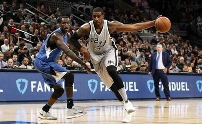 Aldridge supera a Dieng en un Wolves-Spurs.