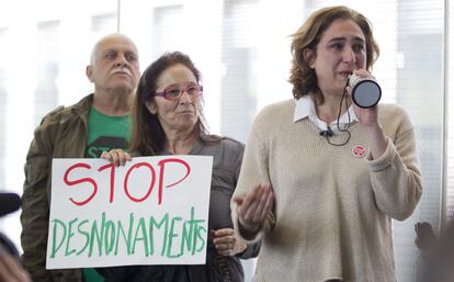 La portavoz de la Plataforma de Afectados por la Hipoteca (PAH), Ada Colau (a la derecha), participa en una acción en los juzgados de Barcelona, en marzo de 2013.