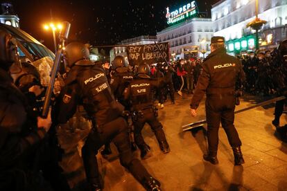 El acto de protesta, convocado por redes sociales y que no cuenta con autorización de la Delegación del Gobierno, ha arrancado sobre las 19.00 en la Puerta del Sol de Madrid bajo un fuerte dispositivo policial, tras los altercados registrados en las convocatorias de este martes en varios puntos de Cataluña. En la imagen, enfrentamiento entre agentes de la Policía Nacional y los manifestantes en Madrid.