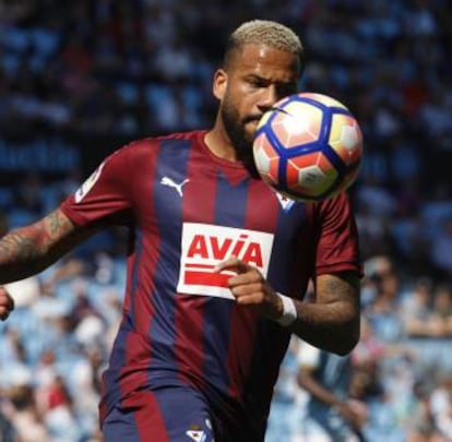 Bebé controla el balón durante el partido contra el Celta.