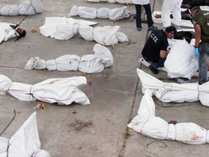 Investigadores de la Fiscalía colombiana analizan e los 22 cuerpos de miembros de las FARC.