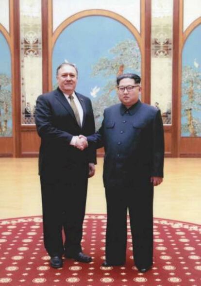 Mike Pompeo con Kim Jong-un en su reunión secreta del fin de semana de Pascua en Corea del Norte. Foto difundida este jueves por la Casa Blanca.