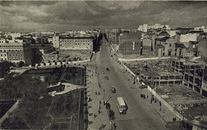Plaza de España y calle Princesa, en 1948. En el solar de la derecha ya se empieza a levantar el mastodóntico Edificio España. El solar de la Torre de Madrid, hacia la izquierda de la imagen, sigue vacío.