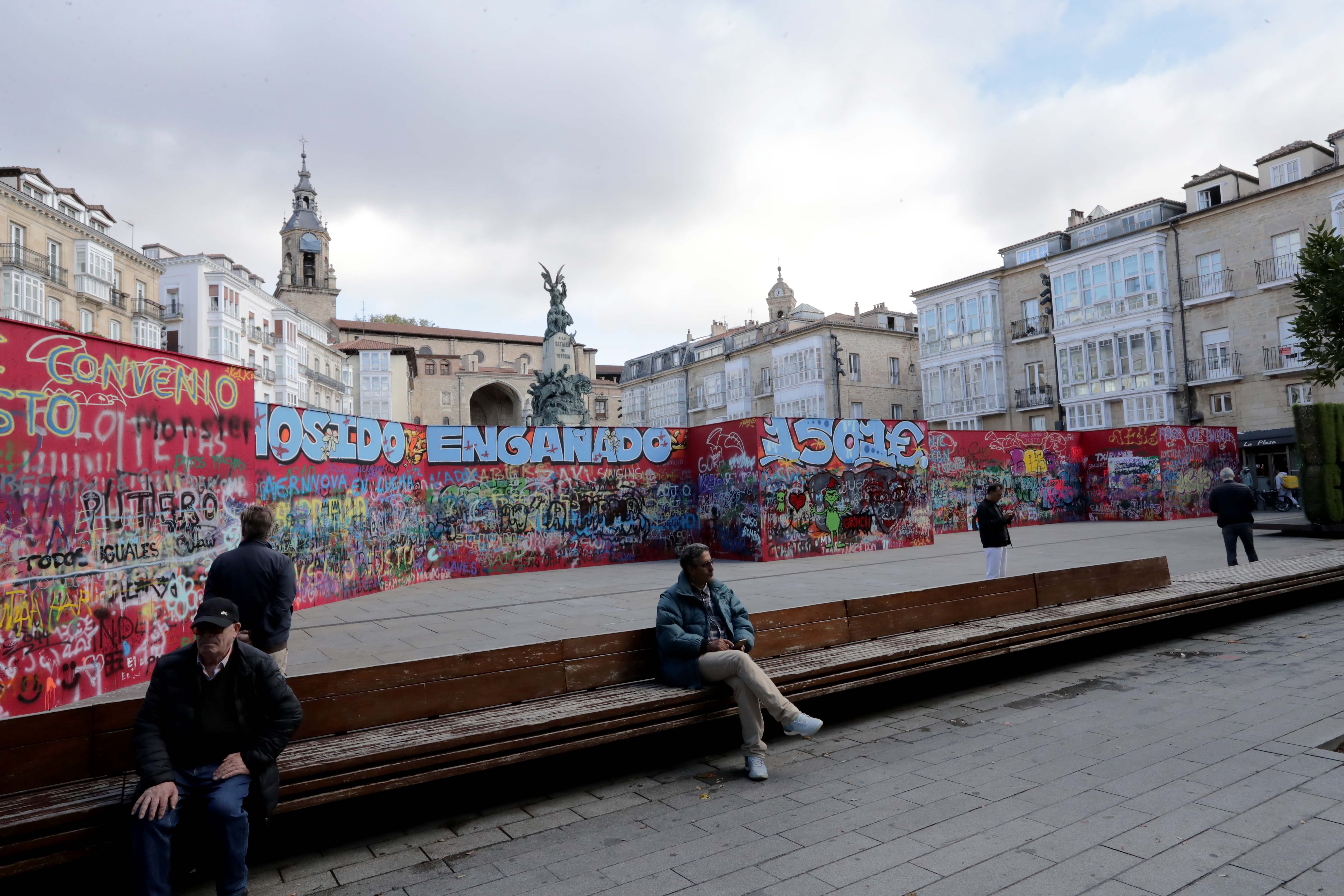 Un muro efímero, obra de Sebastián Bayo, en la plaza de la Virgen Blanca de Vitoria, con motivo de la Bienal Internacional de Arquitectura de Euskadi.