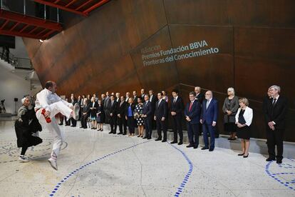 Aurresku de honor a los galardonados, previo a la ceremonia de entrega de los Premios Fronteras.
