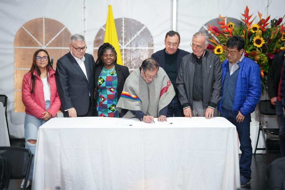 Petro firma su primera ley: la de la paz total | EL PAÍS América Colombia