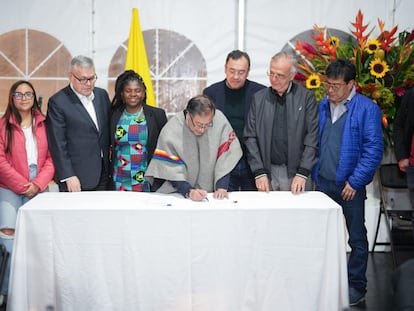 presidente colombiano, Gustavo Petro, firma la Ley de Paz Total