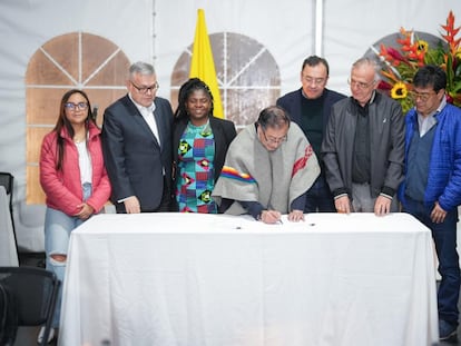 presidente colombiano, Gustavo Petro, firma la Ley de Paz Total