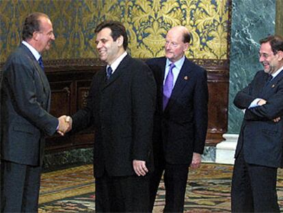 El Rey saluda al primer ministro de Serbia en presencia de Simeón de Bulgaria y Javier Solana, en marzo del año pasado.