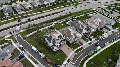 Vista aérea de los daños causados ​​por un tornado en una zona afectada por el huracán Milton, en Palm Beach Gardens, Florida, EE.UU., 10 de octubre de 2024.