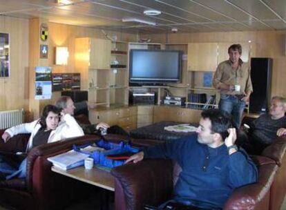La sala de estar del 'Jan Mayen' (de pie, el segundo de a bordo, Inge Berg)