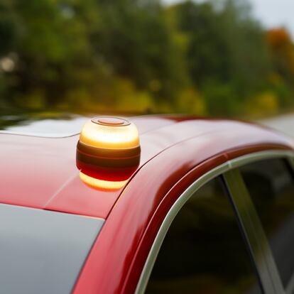 Artículo de EL PAÍS Escaparate que describe la luz de emergencia V16 para el coche con mejor relación cadlidad-precio