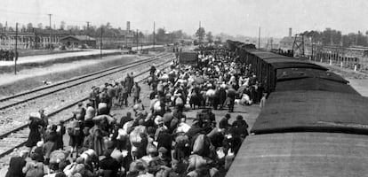 Centenares de jud&iacute;os descienden de un tren en el campo de exterminio de Auschwitz-Birkenau, en mayo de 1944.