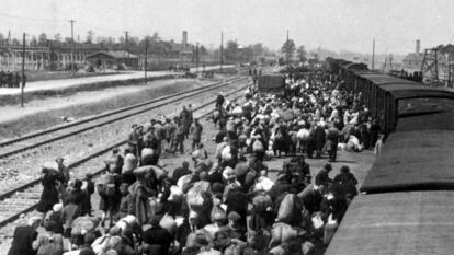 Centenas de judeus descem de um trem no campo de extermínio de Auschwitz-Birkenau