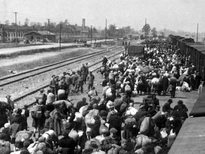 Centenas de judeus descem de um trem no campo de extermínio de Auschwitz-Birkenau