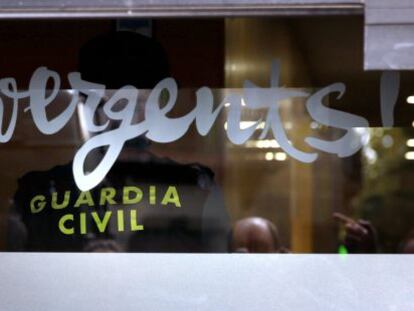 Agentes de la Guardia Civil durante el registro de la sede de CDC en Barcelona.