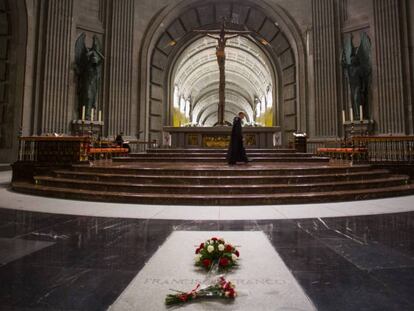 Tumba de Francisco Franco frente al altar de la basílica del Valle de los Caídos. 