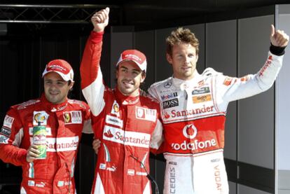 Alonso celebra la 'pole' junto a Button y Massa