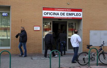 Un grupo de personas acceden a una oficina del Inem. 