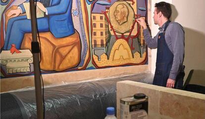 Un técnico inicia las labores de pintura sobre el rostro de Franco en el mural del Ayuntamiento de Salamanca.