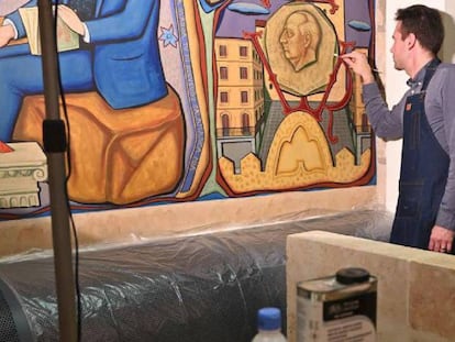 Un técnico inicia las labores de pintura sobre el rostro de Franco en el mural del Ayuntamiento de Salamanca.