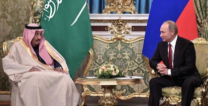 El presidente ruso, Vladimir Putin, y el rey Salm&aacute;n, de Arabia Saud&iacute;, en el Kremlin (Mosc&uacute;), en octubre pasado.