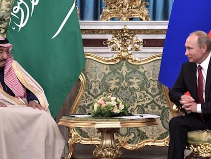 El presidente ruso, Vladimir Putin, y el rey Salm&aacute;n, de Arabia Saud&iacute;, en el Kremlin (Mosc&uacute;), en octubre pasado.