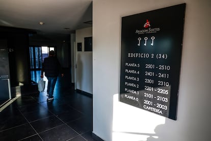 Entrada al único edificio del complejo Aragón Suites que llegó a alojar inquilinos que pagaban un alquiler. Según todos los residentes actuales es "el mejor".