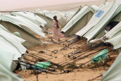 Una mujer camina entre las tiendas de campaña que la ONU ha instalado en el campo de refugiados de Ras Jdir, Túnez.