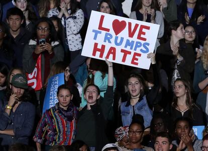 Personas asisten a un mitin a favor de Hillary Clinton, el 27 de octubre, en Winston-Salem, Carolina del Norte (EE UU).