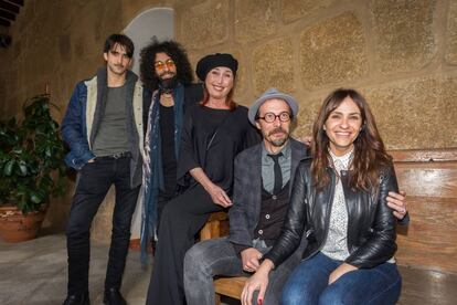 De derecha a izquierda, Aitor Luna, Ara Malikian, Verónica Forqué, Fele Martínez y Melani Olivares, que actuarán en el Festival de Mérida.