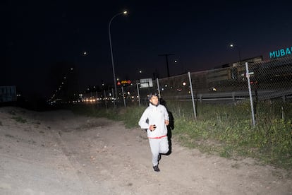 
Dylan corriendo por el parque junto a la A-42 en su día libre. 
