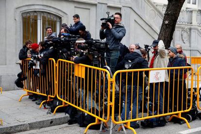 Numerosos medios apostados a la entrada del Tribunal Supremo donde el juez Pablo Llarena comunica el auto de procesamiento a los investigados en el "procés".