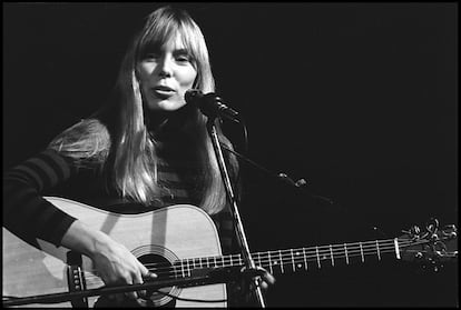 Joni Mitchell en directo en el Club Troubadour, en 1972.  
.