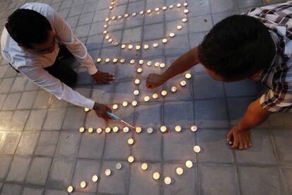 Varios ciudadanos encienden velas durante una ceremonia en el Instituto Francés de Phnom Penh, Camboya, en solidaridad con las víctimas del atentado de anoche en Niza, Francia.