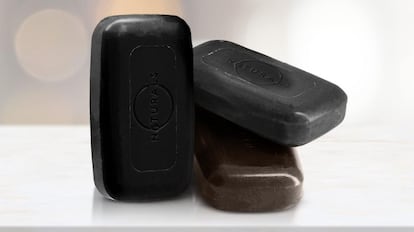 Tres pastillas negras de jabón negro africano.