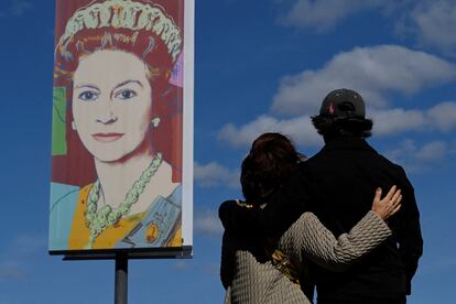 Una pareja mira una imagen de la reina Isabel en la Tate Modern, el sábado.