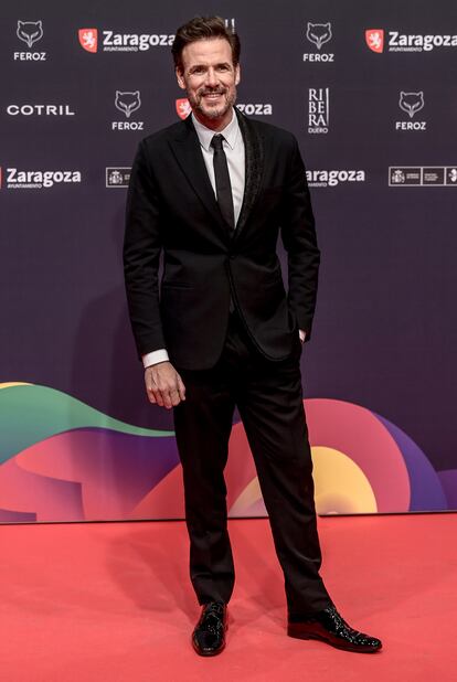 El actor Daniel Grao, nominado por su interpretación en la serie 'HIT', vestido con traje negro y camisa blanca de Dior Men por Kim Jones.