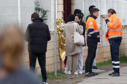 Miembros de los servicios de emergencia y familiares de residentes a las puertas de una residencia de mayores en Villafranca de Ebro, este viernes.