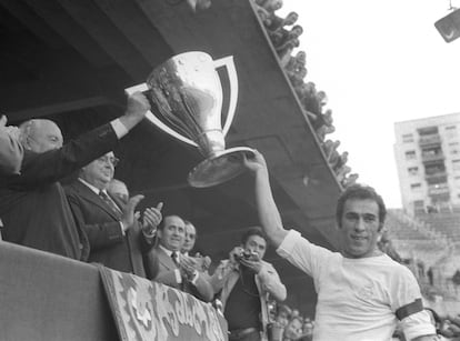 El capitán del Real Madrid en 1975, Amancio, recibe la Copa de Campeones de Liga.