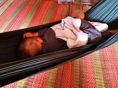 El pequeño Li, gestado en un vientre de alquiler, se echa la siesta en una hamaca de su inesperado hogar camboyano.