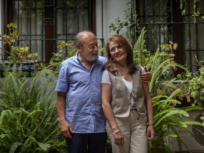 Paco Acosta, sindicalista histórico de Comisiones Obreras, junto a su esposa, Luz María Rodríguez, en Sevilla.