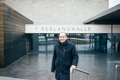 Jochen Winkler, alcalde de Neckarwestheim, frente al auditorio construido con los impuestos generados por la central nuclear.