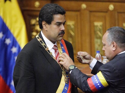 Diosdado Cabello toma juramento a Nicolás Maduro como presidente interino de Venezuela en la Asamblea Nacional en Caracas, en 2013.