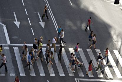 Un grupo de viandantes atraviesa la Gran Vía