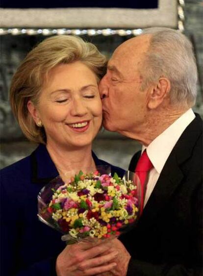 Simon Peres recibe a Hillary Clinton en Jerusalén.