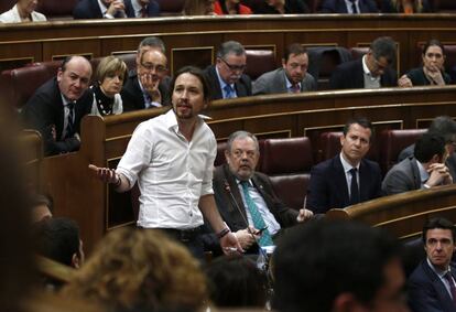 Pablo Iglesias en su dura intervención contra el PSOE en el debate de investidura en marzo de 2016