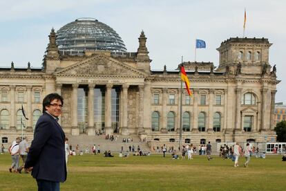 El expresidente Carles Puigdemont, ayer, frente al Bundestag, en Berlín.