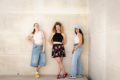Al centre, la cantant i fundadora del grup Coco, Fiona Amargós; a l'esquerra, Sònia Daura Rafart i a la dreta Anna Salanguera Rovira, d'Akelarre, al Caixaforum