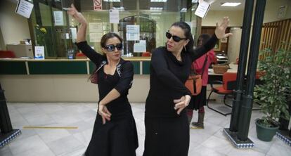 Chari Lee y La Ni&ntilde;a NINJA desarrollan una acci&oacute;n en una oficina de banco  de Sevilla.